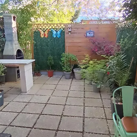 Petit Pour 4 Personnes Avec Coin Jardin