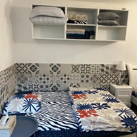 Petit Pour 4 Personnes Avec Coin Jardin